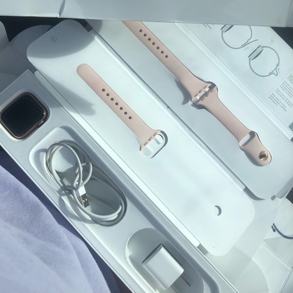 Series 4 Apple Watch rose gold 40MM - Picture 3 of 3